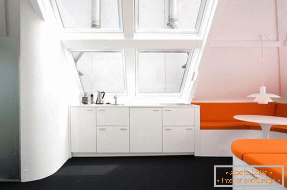 Interni creativi dell'appartamento in colore arancione