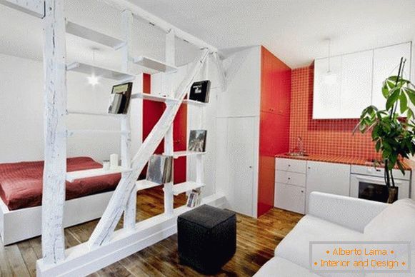 Interni creativi dell'appartamento in colore rosso