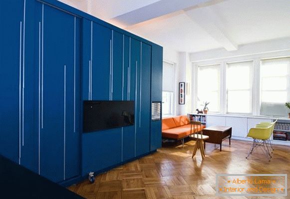 Interni creativi dell'appartamento in blu
