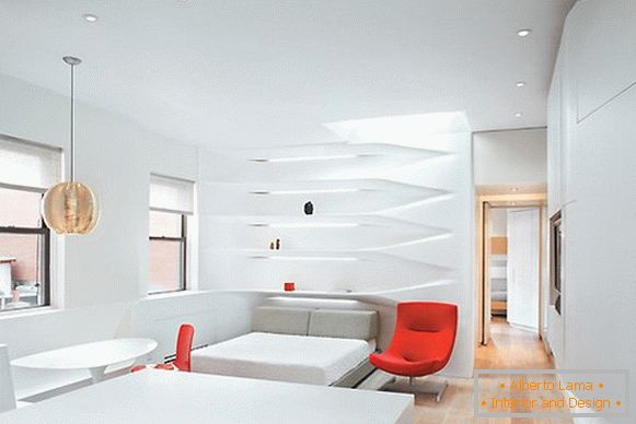 Interni creativi dell'appartamento in colore bianco