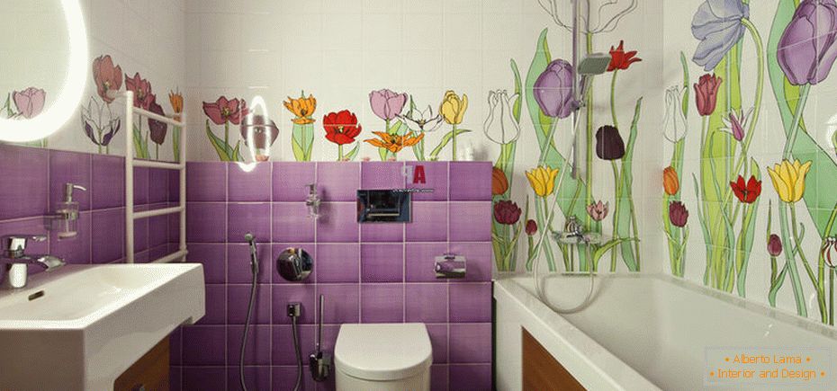 Piastrella con motivo floreale in bagno