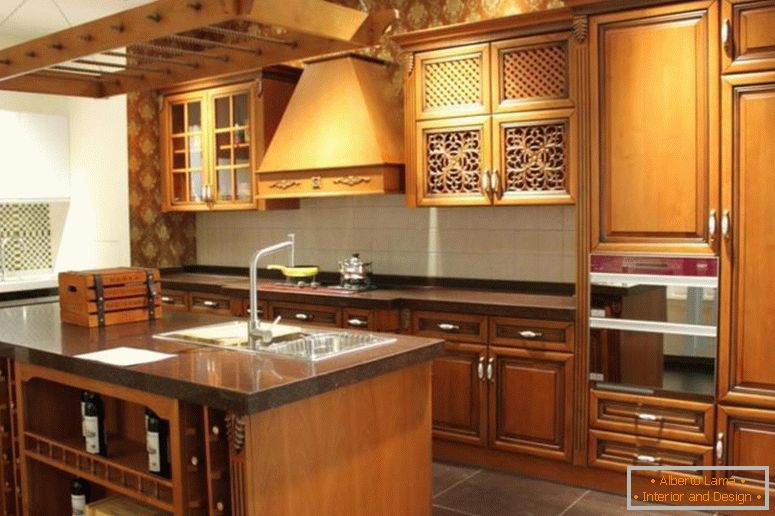 alla moda-in legno-armadio-per-cucina-design illuminazione-idea-in-soffitto-lungo nero-granito-controsoffitto-cucina-isola-bianco-piastrelle-muro-backsplash-jpg