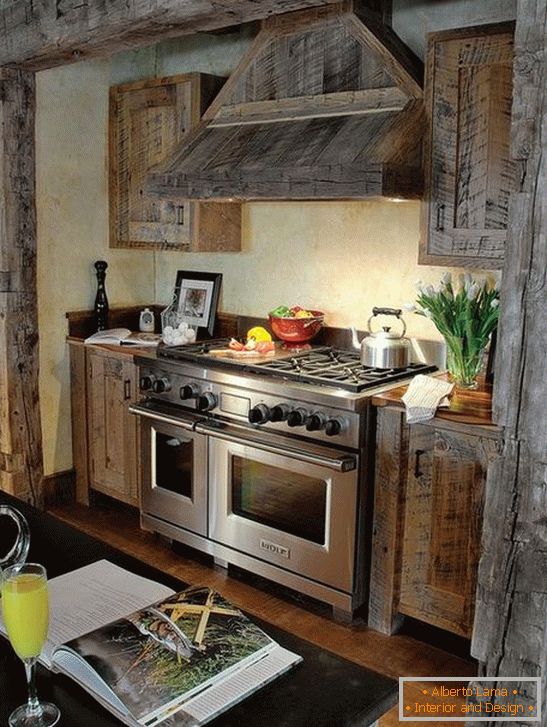 Cucina fatta di legno nei toni del grigio