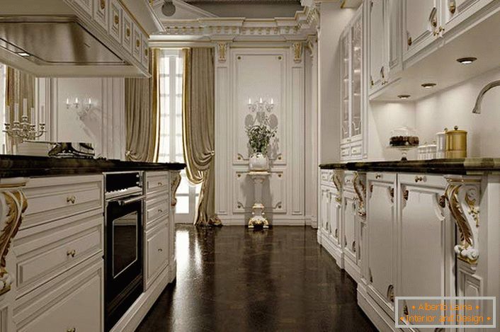 Il nobile interno della cucina nei colori bianco e oro testimonia il buon gusto del proprietario della casa. 