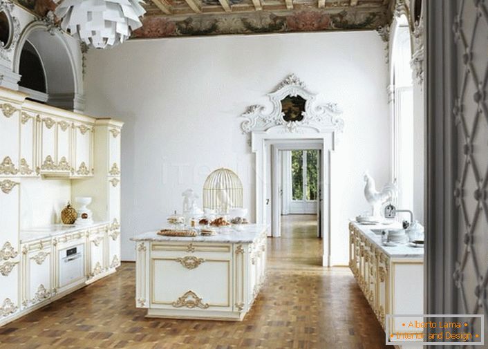 L'interno in stile barocco è decorato in modo squisito, elegante e funzionale.