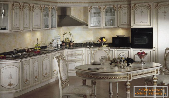 La tecnica integrata rende l'interno della cucina in stile barocco.