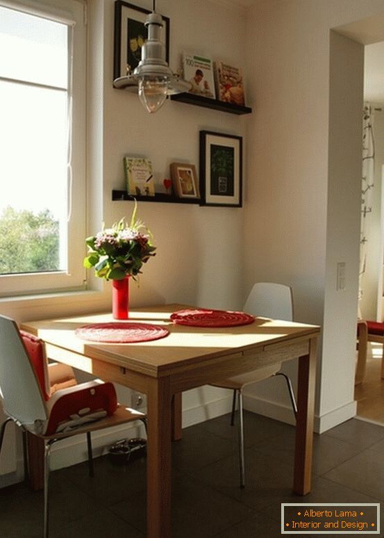 design moderno della cucina combinato con il soggiorno