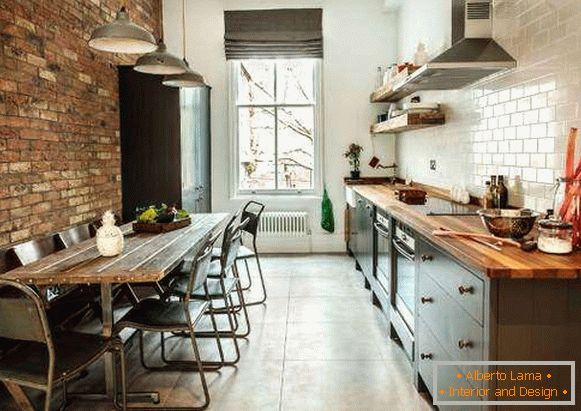 Stile loft - cucina con muro di mattoni e piastrelle bianche