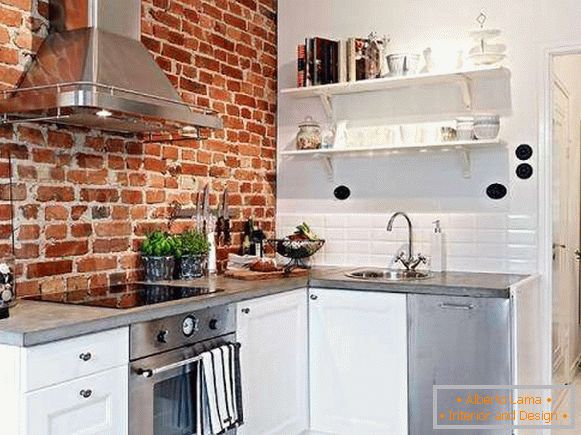 Cucina design in stile loft - foto con muro di mattoni rossi