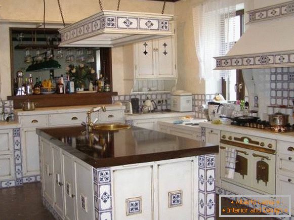 Decorare la cucina con piastrelle in stile provenzale