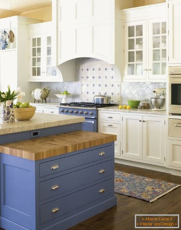 Cucina bianca e blu nello stile della Provenza