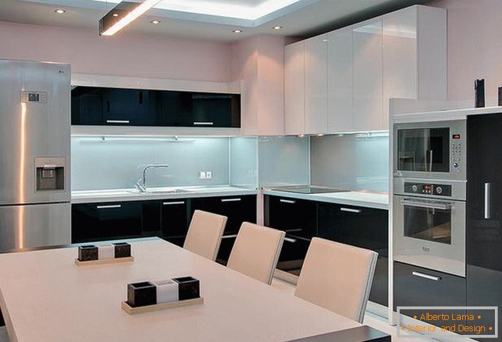 Una combinazione classica di bianco e nero all'interno della cucina in uno stile minimalista.