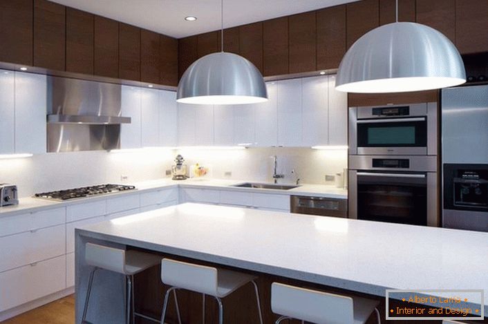 Soluzione di design nello stile del minimalismo per una cucina spaziosa e luminosa. 