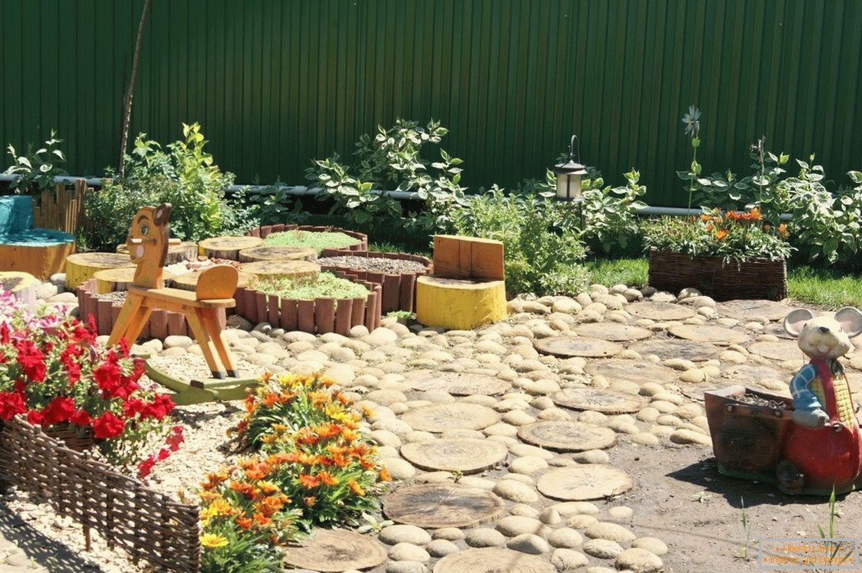 Parco giochi per bambini in loco