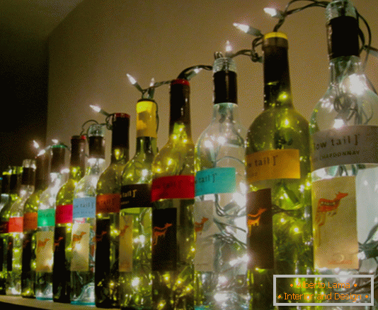 Decorazioni di Capodanno di bottiglie e ghirlande