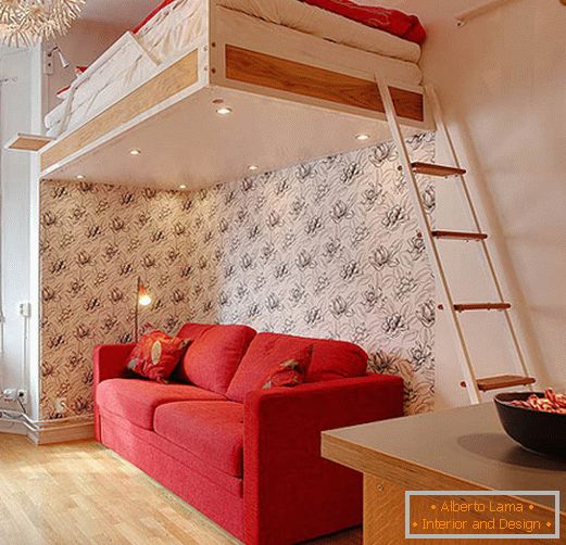 Camera da letto nel soggiorno con accenti rossi