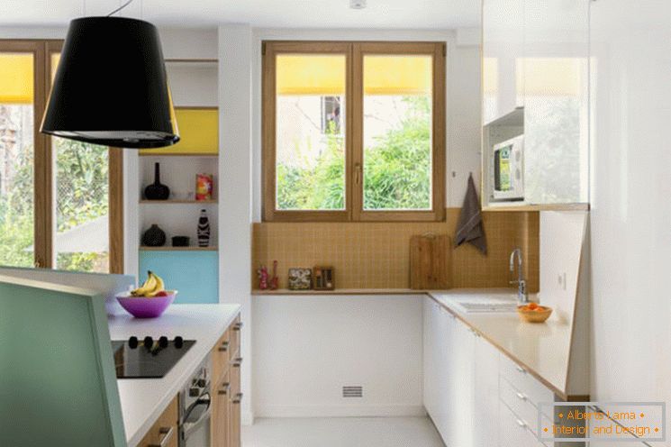L'idea degli interni della cucina per i piccoli appartamenti di MAEMA Architects