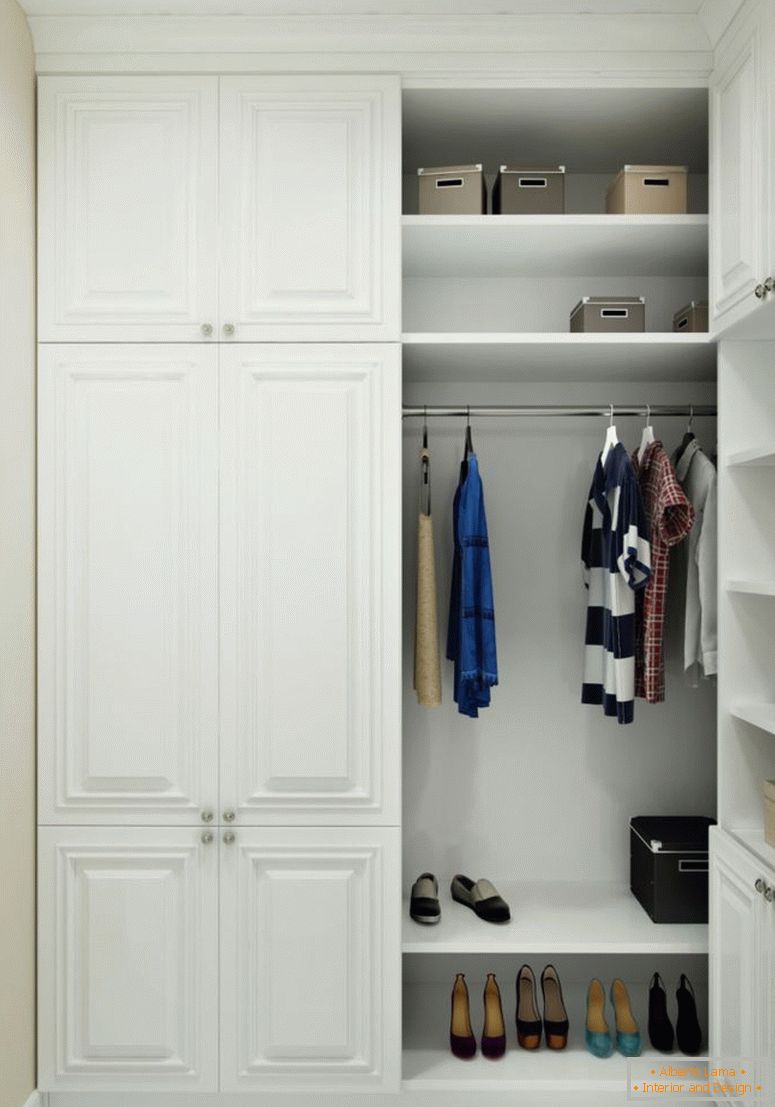 un armadio piccolo-3 metri quadrati con armadi bianchi
