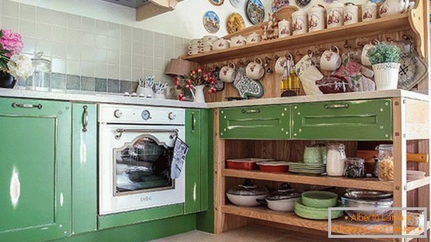 l'arredamento di una piccola cucina in stile provenzale