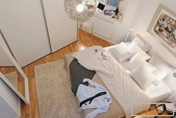 Design della camera da letto in colore ultra bianco