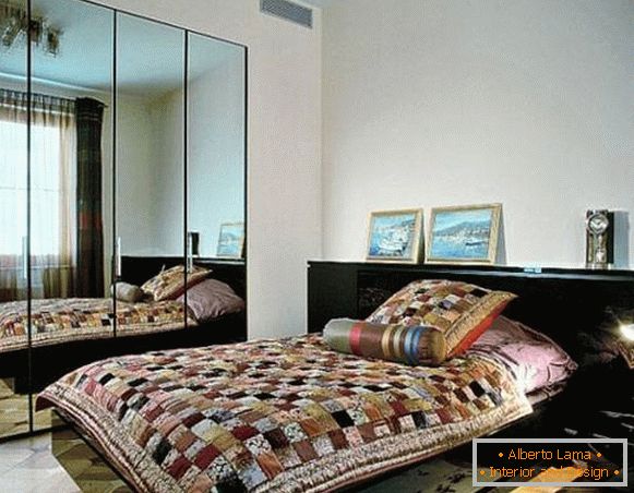Grande specchio in una piccola camera da letto