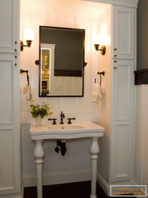 Lavare il tavolo con specchio e portasciugamani in bagno