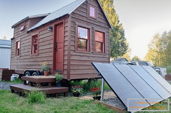Una piccola casa con pannelli solari