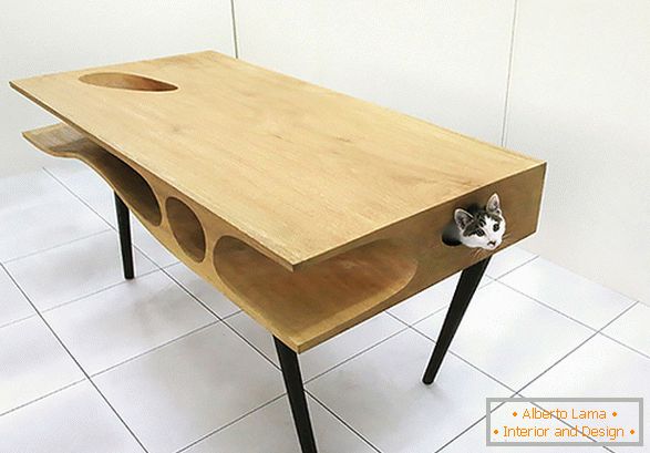 Un tavolo insolito con una casa per un gatto