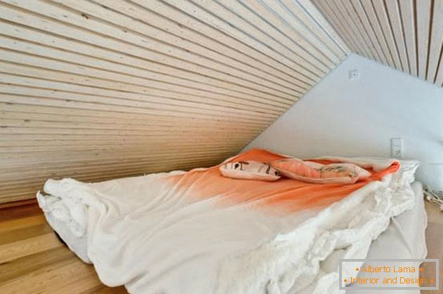 Camera da letto sotto il soffitto in una piccola casa privata