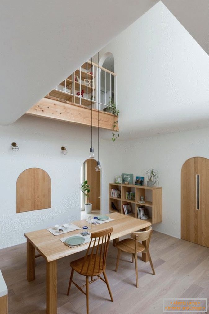 Sala da pranzo in una piccola casa con archi