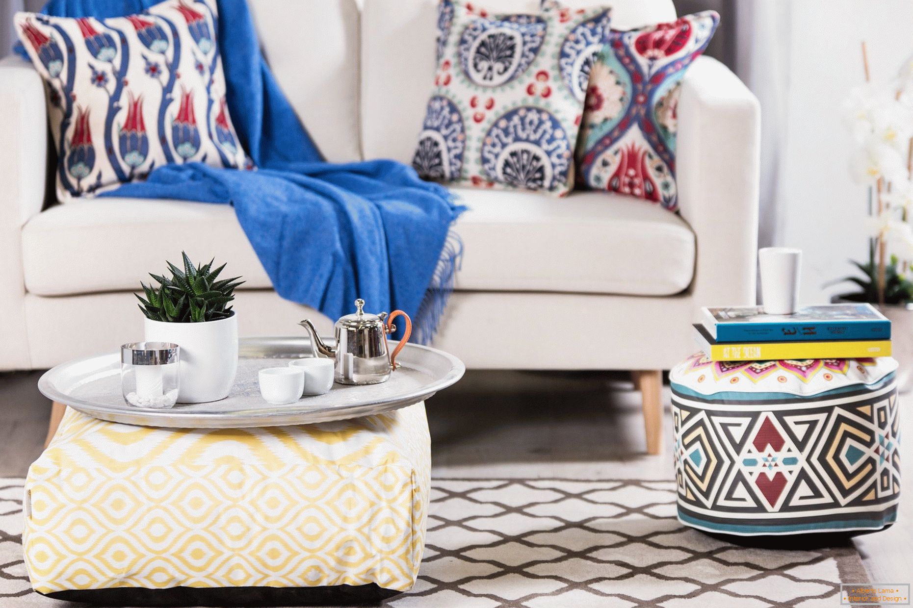 Coperta blu e cuscini in stile orientale sul divano