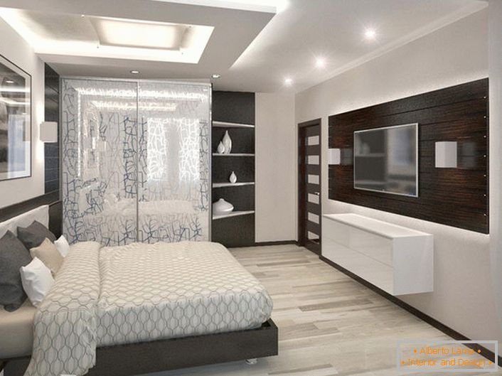 Luminosa e spaziosa camera da letto in stile high-tech. I mobili perfettamente abbinati si combinano in modo organico con gli elementi decorativi.