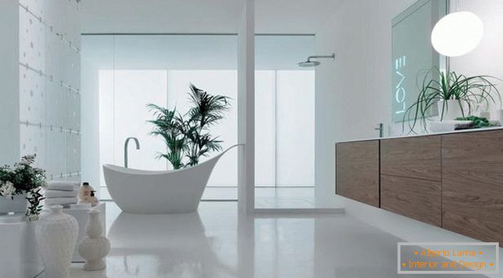 Un ampio bagno in stile high-tech è realizzato in colori chiari. Aggiorna l'interno della stanza con fiori freschi.
