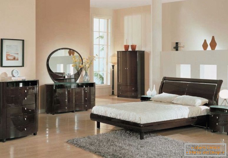 classico-e-simple-bedroom-trend-con-lucido-mobili-con-vanity-e-dresser-anche-letto-divano-e-shag-tappeto-e-laminato-pavimenti-e-lampada da tavolo