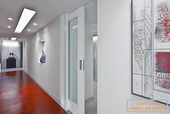 Porte bianche all'interno dell'appartamento - foto del corridoio