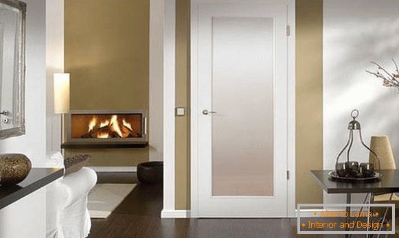 Porte bianche all'interno del soggiorno con pavimento marrone