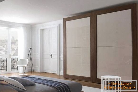 Porte bianche classiche all'interno dell'appartamento - foto camera da letto