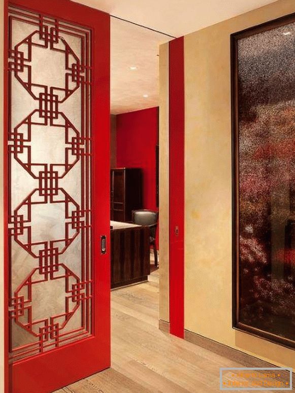 Porte rosse all'interno dell'appartamento - foto