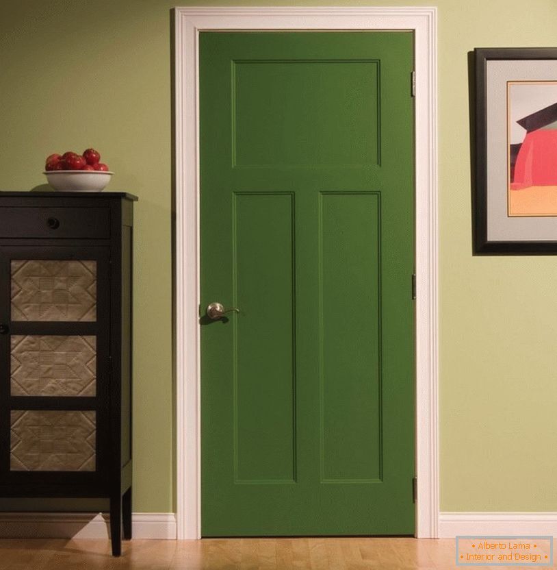 La porta verde nella stanza