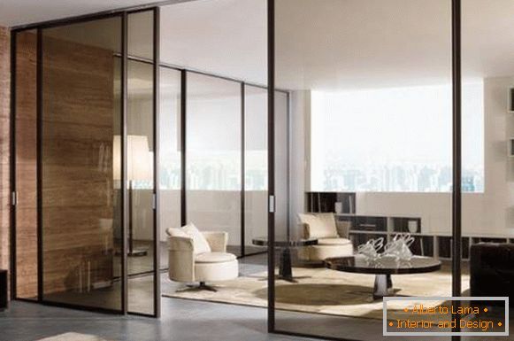Porte interne in vetro - partizioni fotografiche in un appartamento moderno