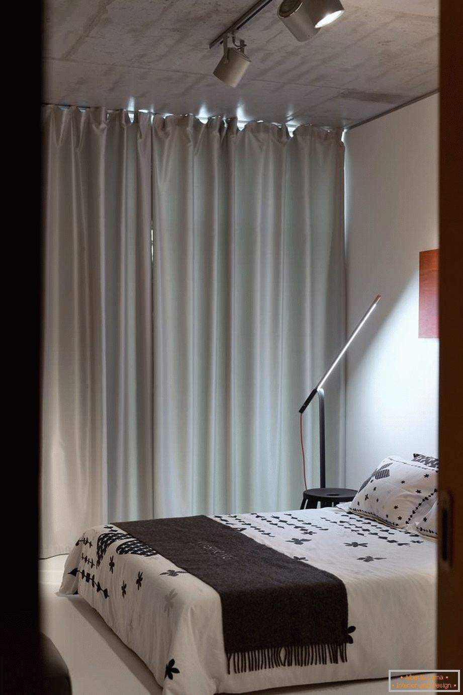 Camera da letto di un piccolo appartamento con una camera da letto a Kiev