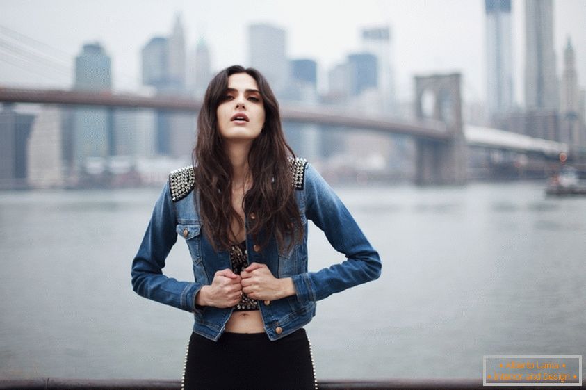 Ritratto di una ragazza sullo sfondo del ponte di Brooklyn