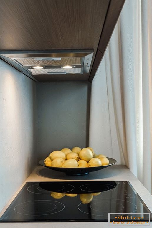 Limoni vicino alla stufa in cucina con l'effetto dell'illusione ottica