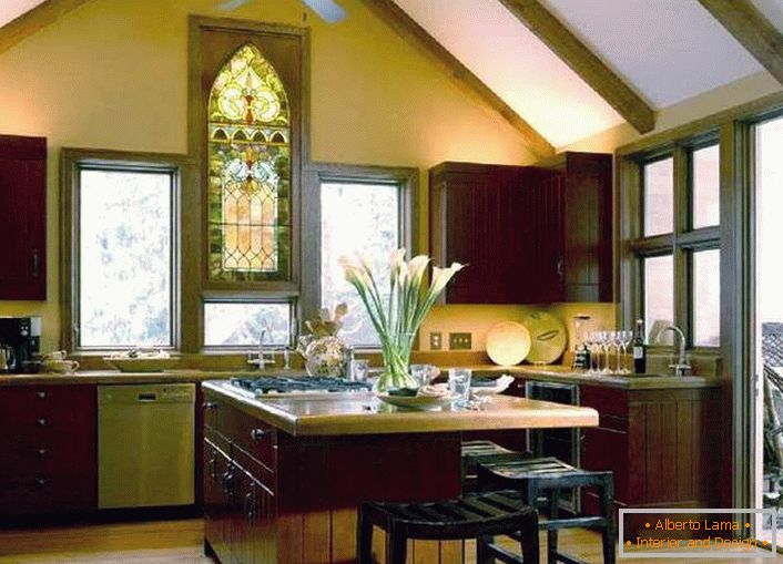 Il vetro colorato in cucina in stile country diventa una protezione contro l'eccesso di luce solare. 