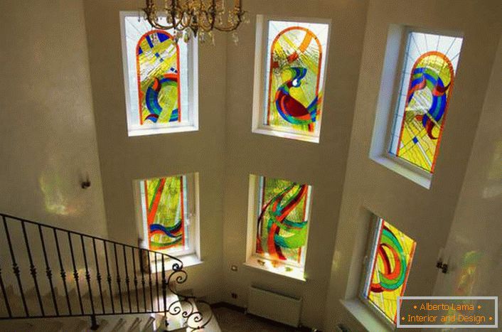 Decorazione lussuosa di finestre con vetri colorati. Diversi elementi sono uniti in un'unica immagine. 