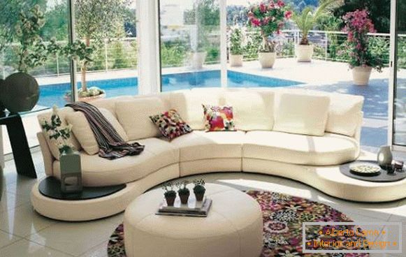 Tappeti ovali alla moda sul pavimento - foto nel soggiorno