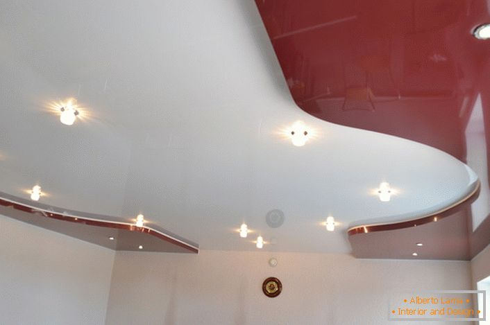 l'uso di plafoniere e incassi consente di battere armoniosamente l'originalità del soffitto.