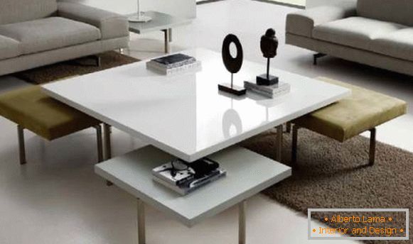 Un set di mobili: un tavolo e sedie