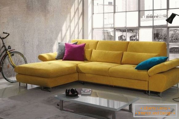 Bellissimi divani di colore brillante all'interno della foto