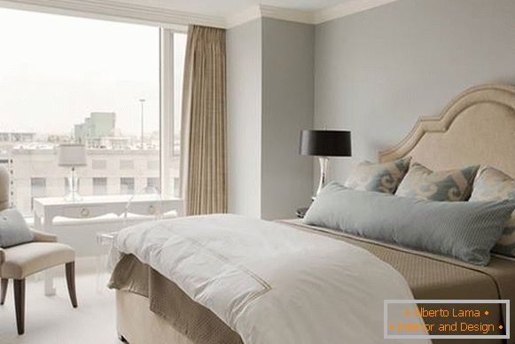 La combinazione di grigio e beige all'interno di una piccola camera da letto